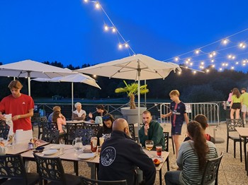 Savourez une boisson rafraîchissante face aux étangs, confortablement installé sur la terrasse panoramique. Appréciez le charme et le calme de la nature bretonne s’étirant devant vous.