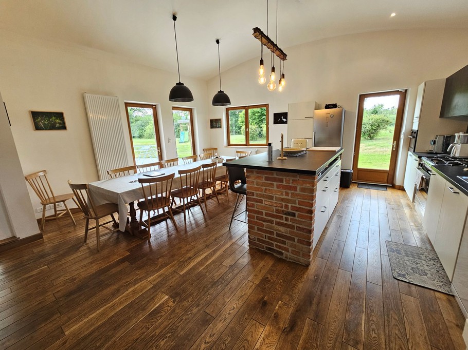 Grande pièce séjour et cuisine américaine vue sur le parc, proche du Spa