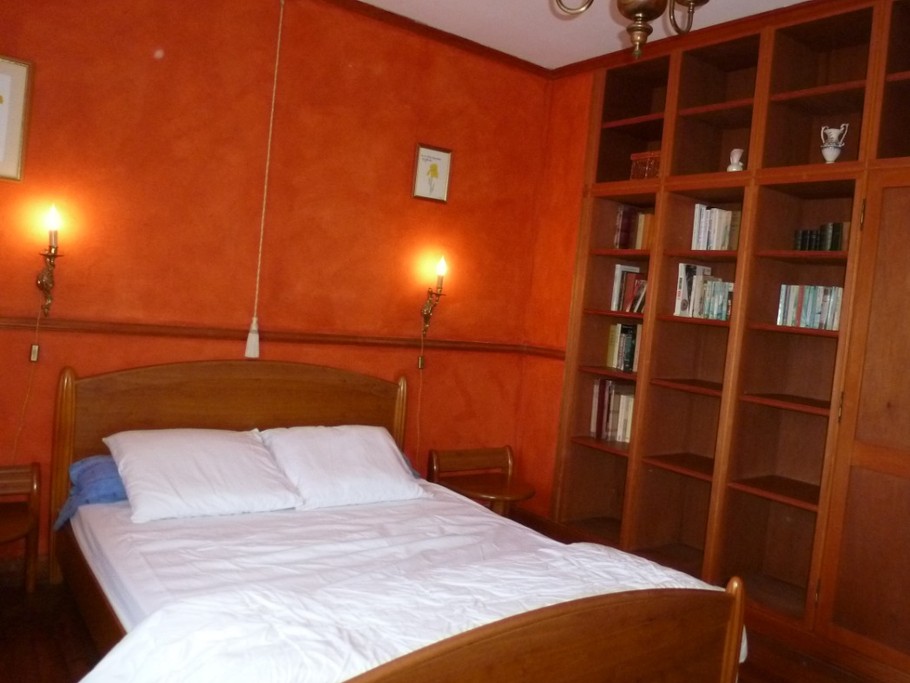 Première chambre au premier étage (lit 140)