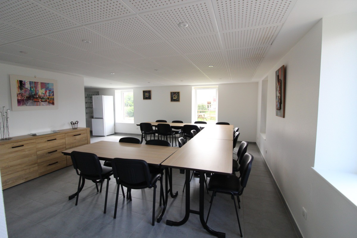 Séjour lumineux ouvert sur cuisine - Gîte collectif La Ruche