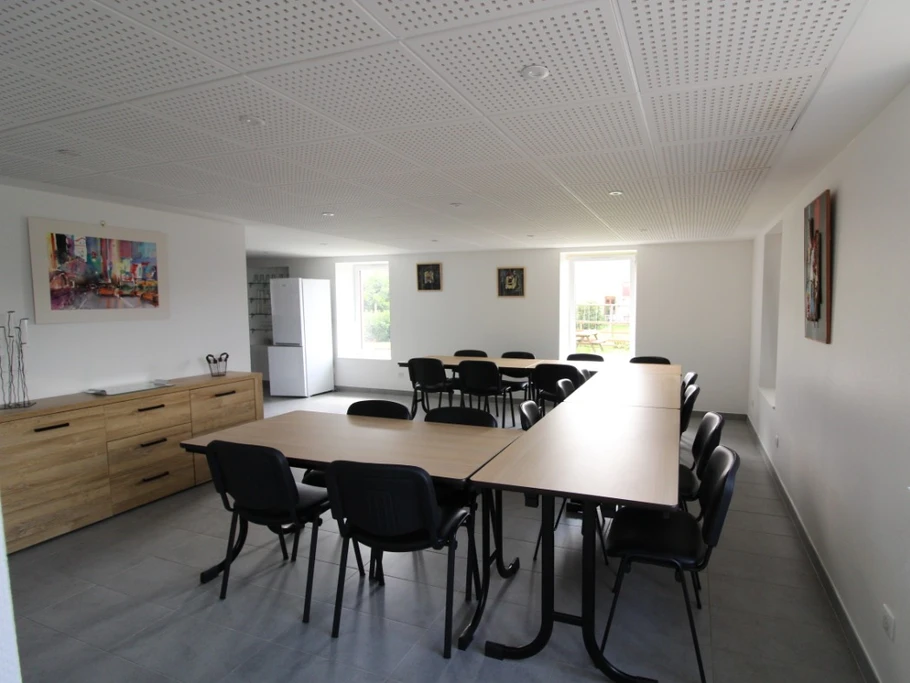 Séjour lumineux ouvert sur cuisine - Gîte collectif La Ruche