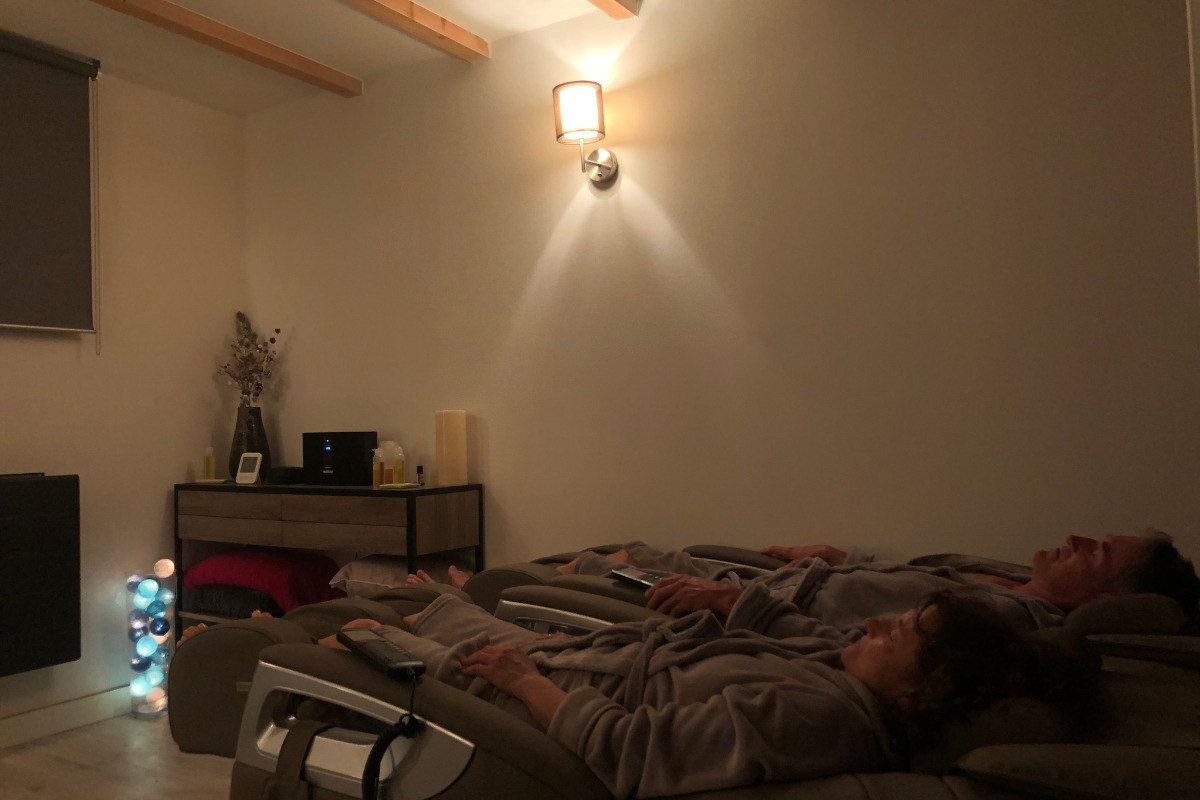 Commencez votre relaxation en vous installant confortablement dans nos 2 fauteuils de massage. SPA "O bien-être massage" Le spa est privatisé pour vous