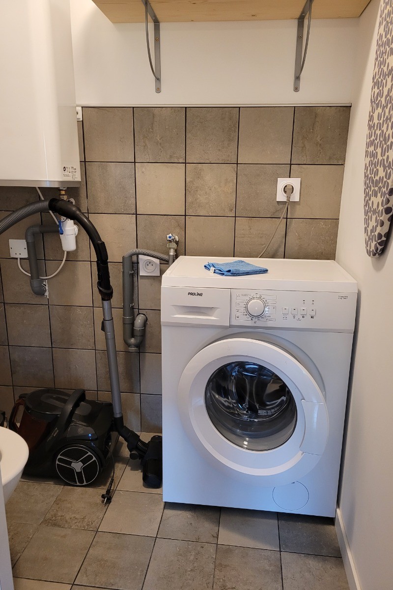 GALLET-SERRA location de vacances, Lanrodec, Clévacances, espace buanderie et WC indépendant au RDC