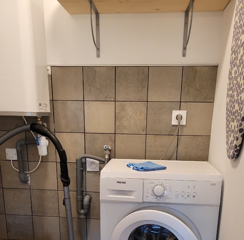 GALLET-SERRA location de vacances, Lanrodec, Clévacances, espace buanderie et WC indépendant au RDC