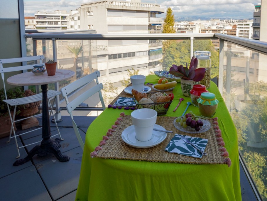 Terrasse avec petit-déjeuner