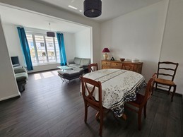 Grande pièce lumineuse salon et séjour dans l'appartement Prunelle à Royan en Charente maritime