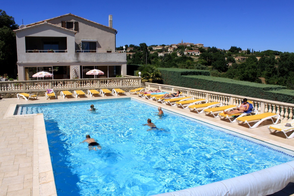 Piscine avec Bessas au loin