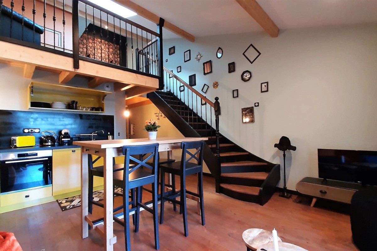 Appartement Armoise au 1er étage de la maison, appartement entièrement meublé, sanitaires privatifs, mezzanine avec 4 couchages.