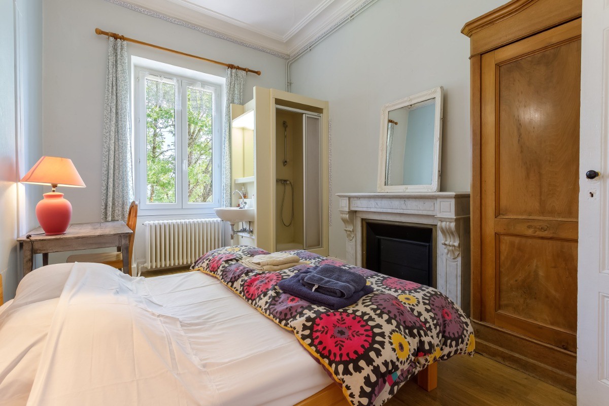 chambre N°5 1 lit double avec douche et lavabo