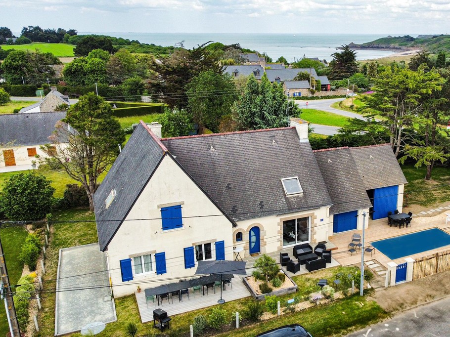 Vue aérienne avec piscine