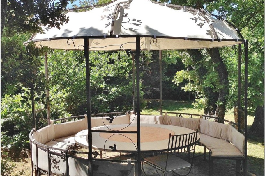 tonnelle dans le jardin