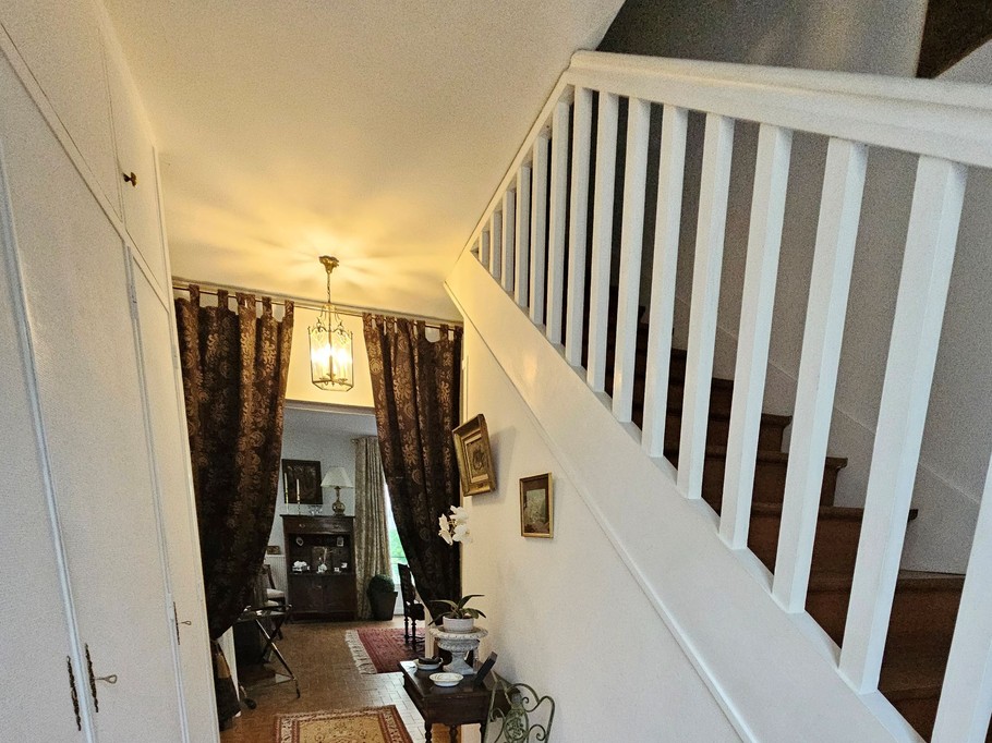 Entrée de la maison avec l'escalier pour les 3 chambres d'hôtes et les sanitaires