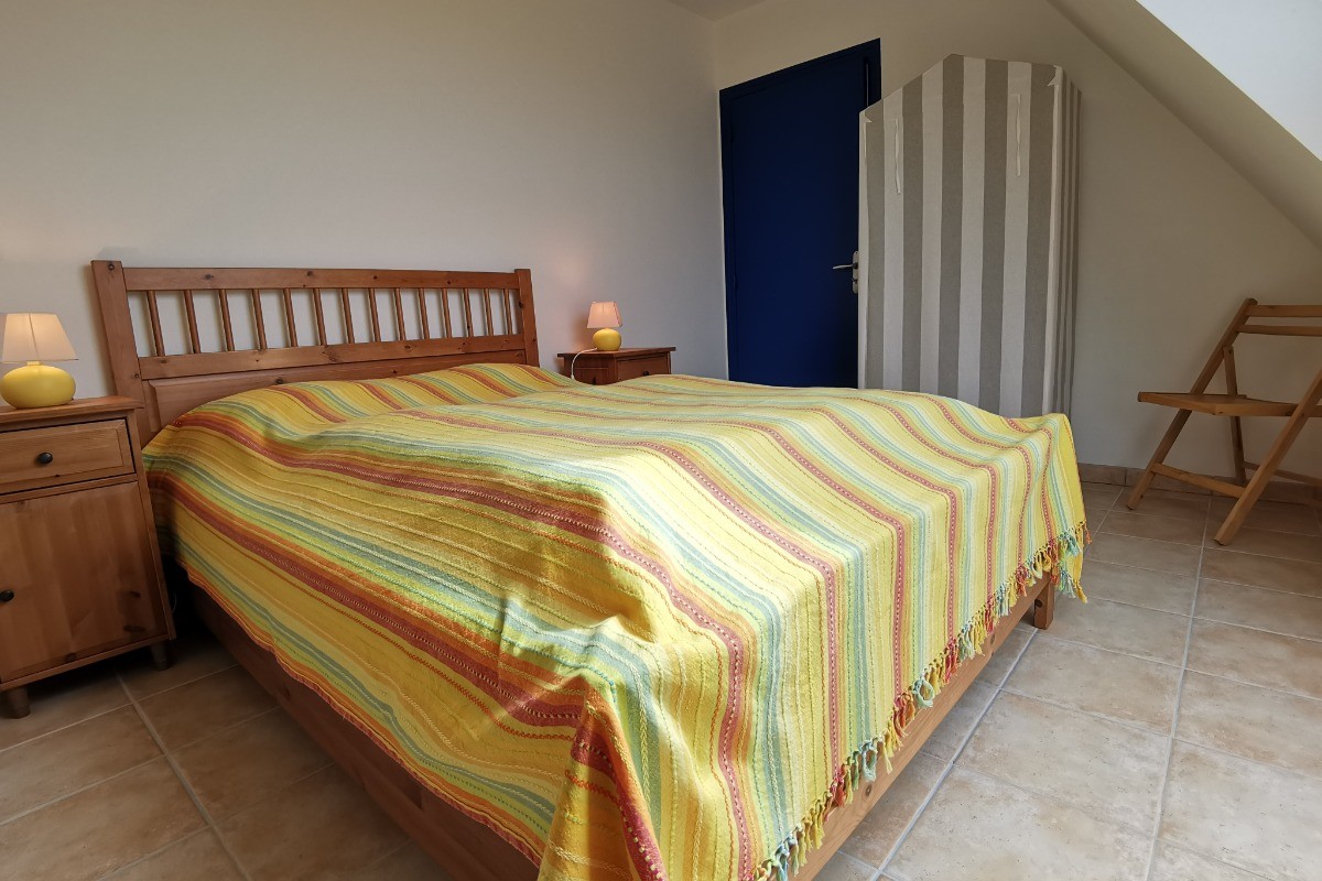 Chambre avec lit 140 à l'étage