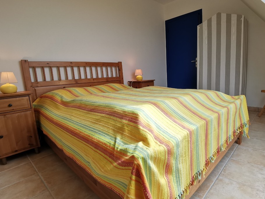 Chambre avec lit 140 à l'étage