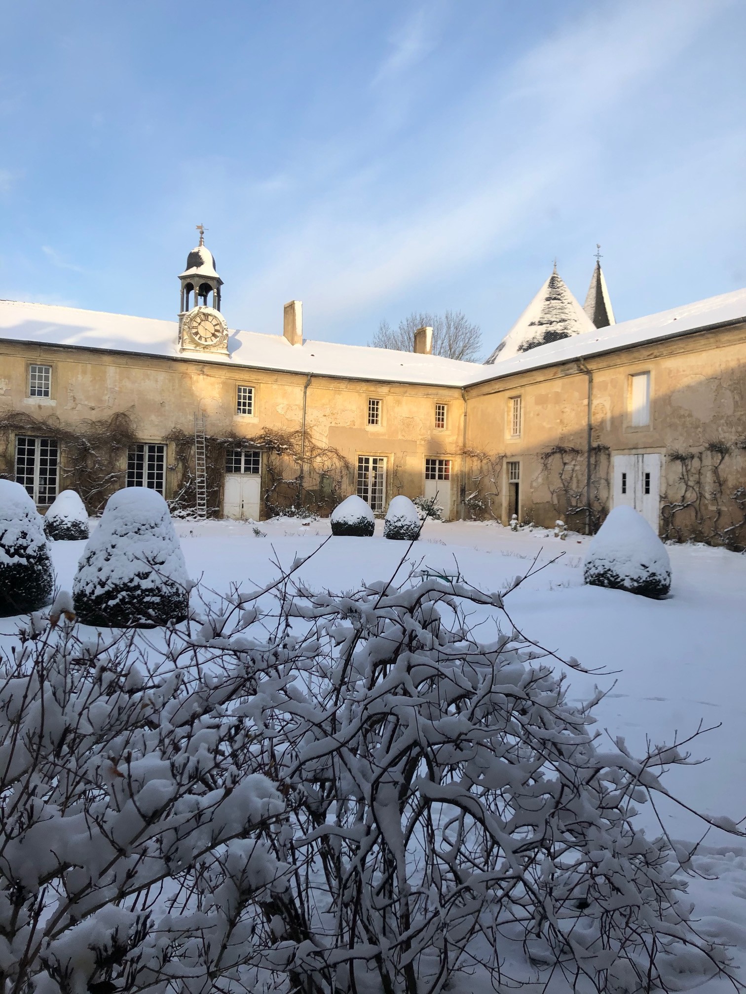 Cour intérieure en hiver - Château de Ville au Val 