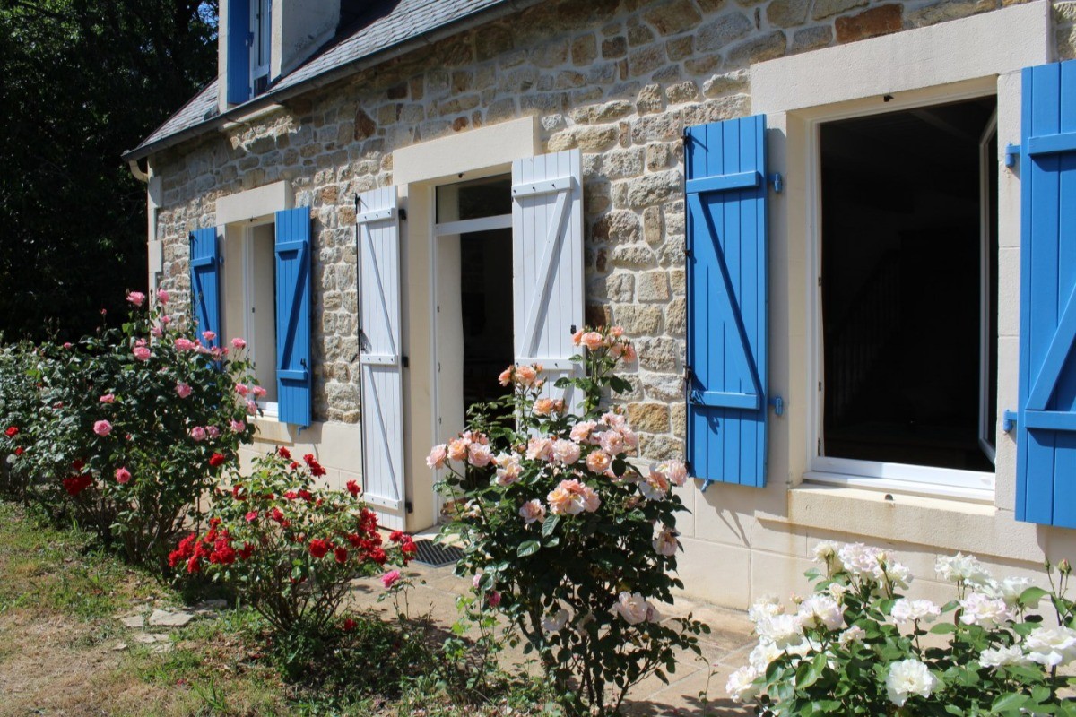 Jolie maison en pierre au calme dans un endroit arboré