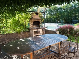 Salon de jardin sous pergola végétalisée