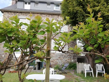 Espace jardin avec jeux mis à disposition,  raquettes...