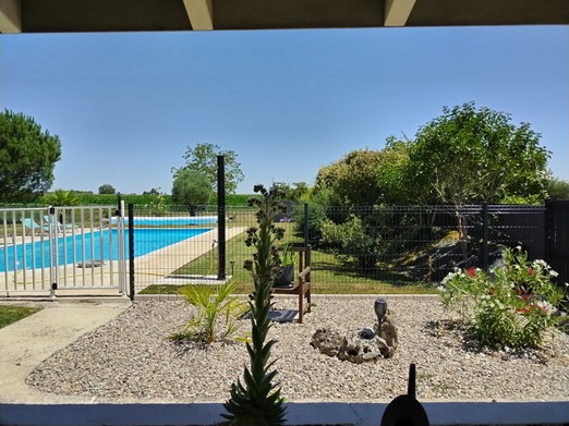 Le jardin vers la piscine sécurisée par barrières.