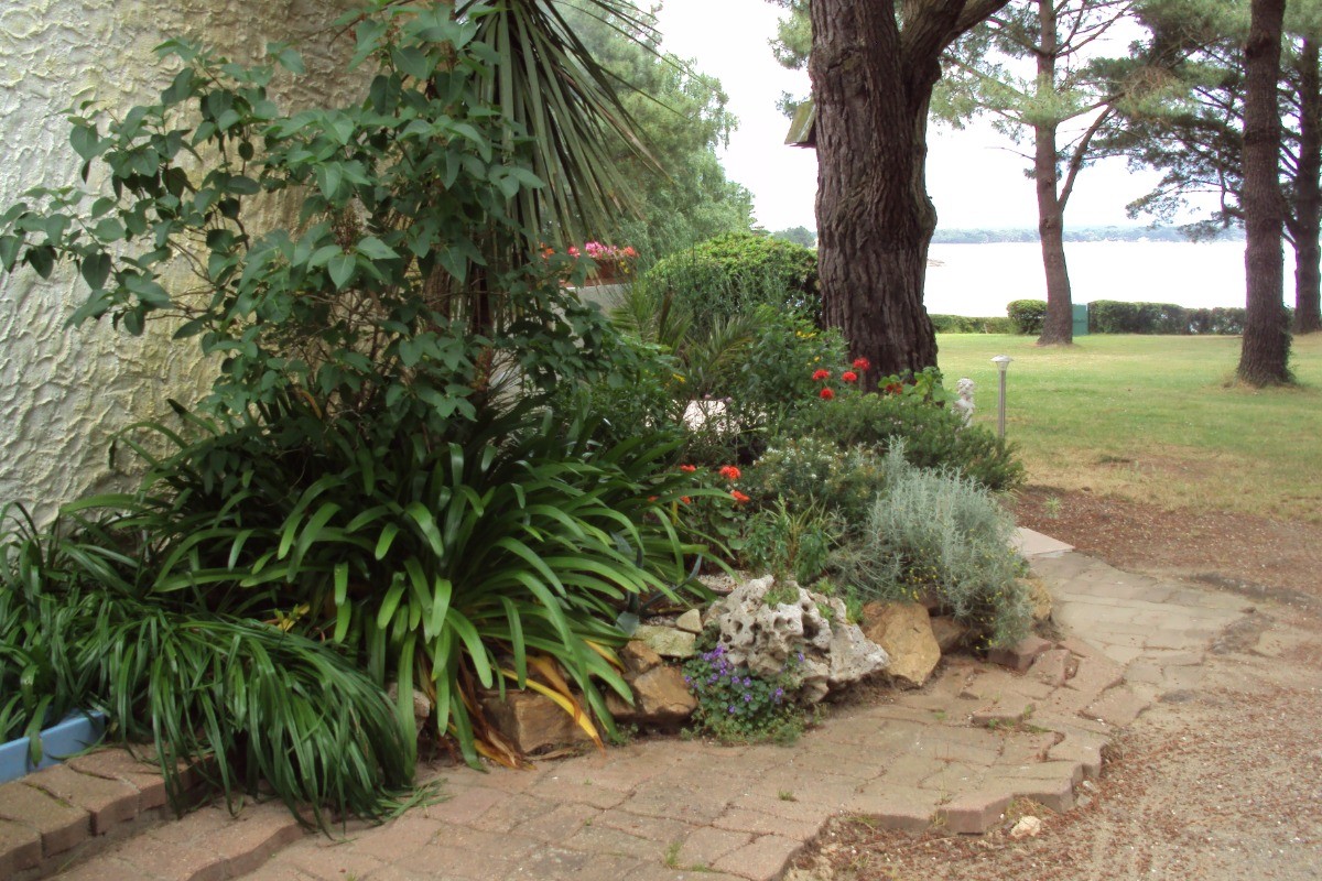 Petit jardinet avec douche extérieur