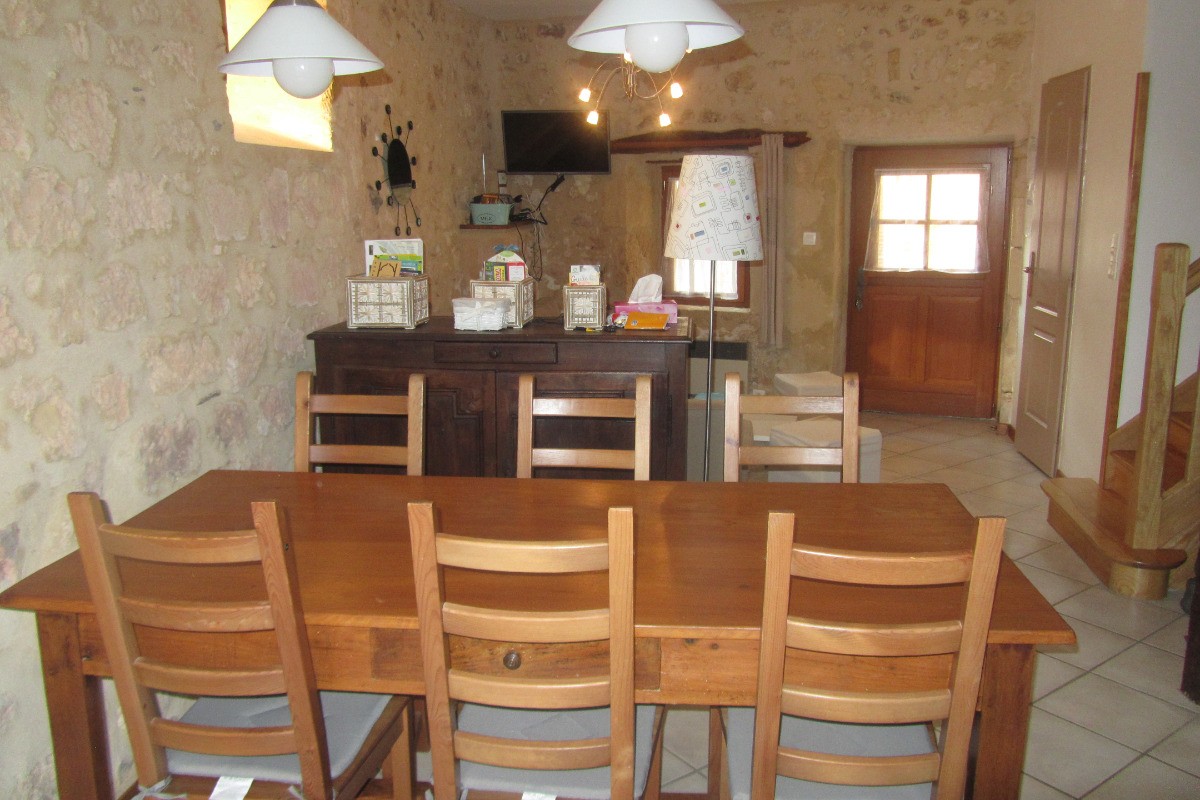 Espace repas avec salon en arrière plan
