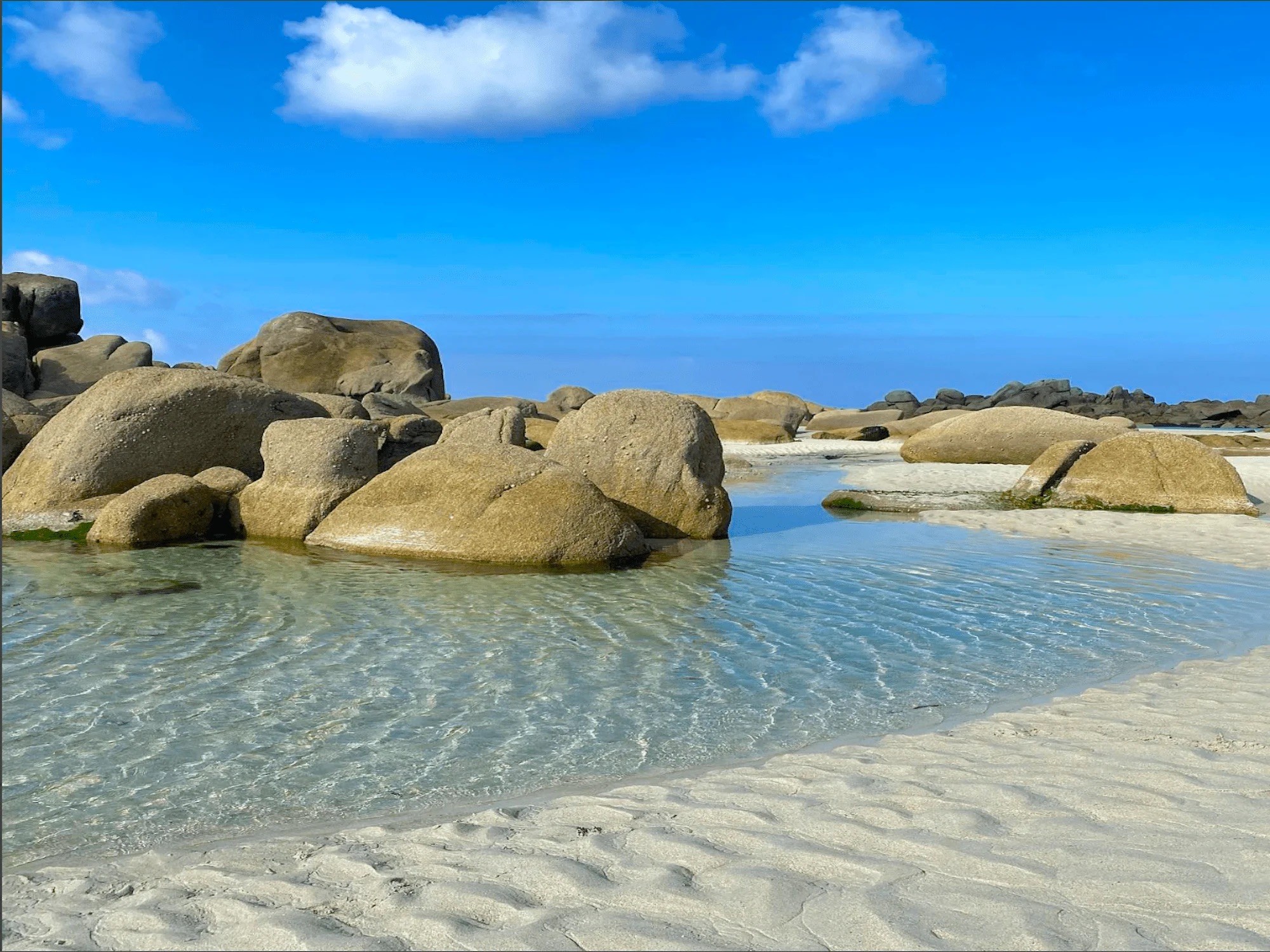 Eau cristalline de la plage des Amiets à Cléder une des plus belle plage du Finistère nord