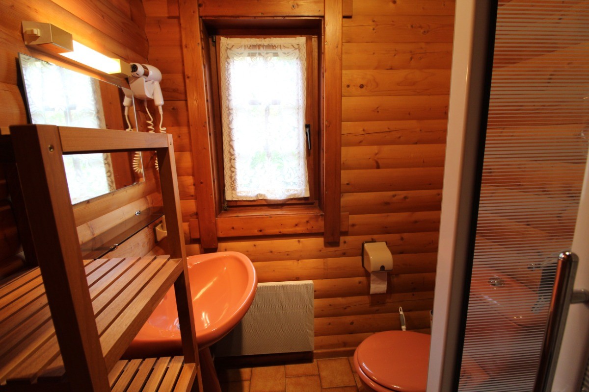 Salle d'eau avec wc à l'étage - Chalet Stuga
