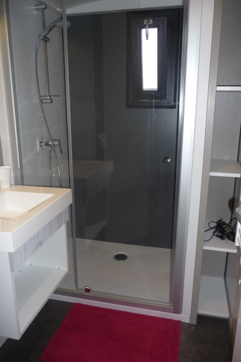 Salle d'eau (grande cabine de douche)