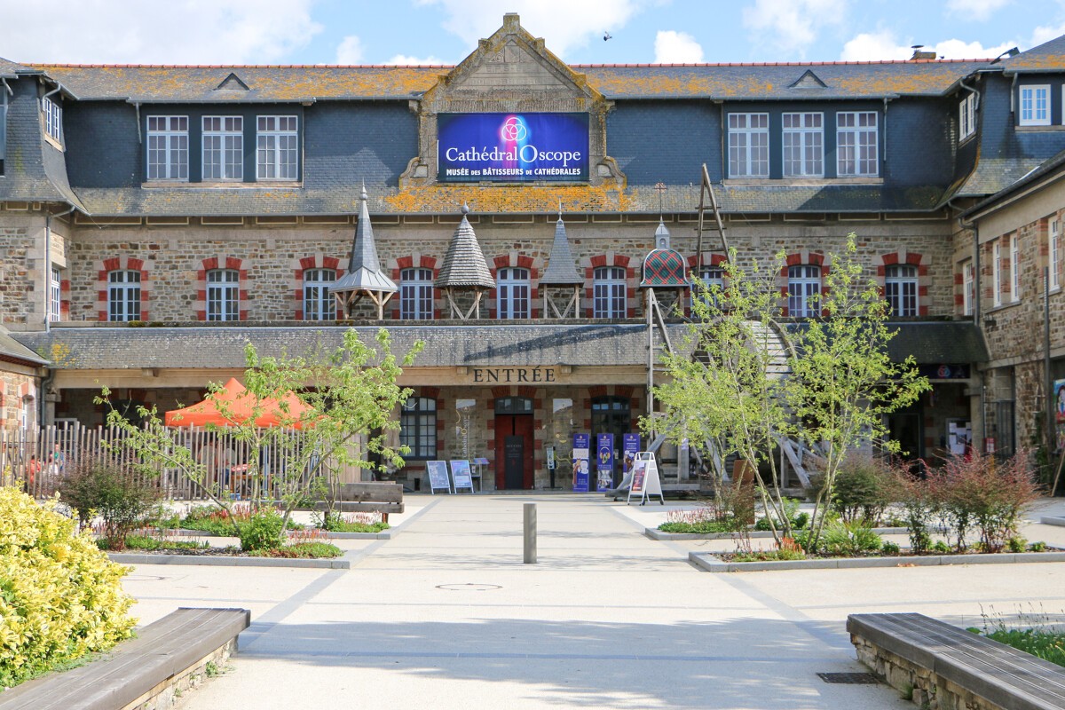 Le CathedralOscope à côté de la Cathédrale Saint-Samson de Dol-de-Bretagne