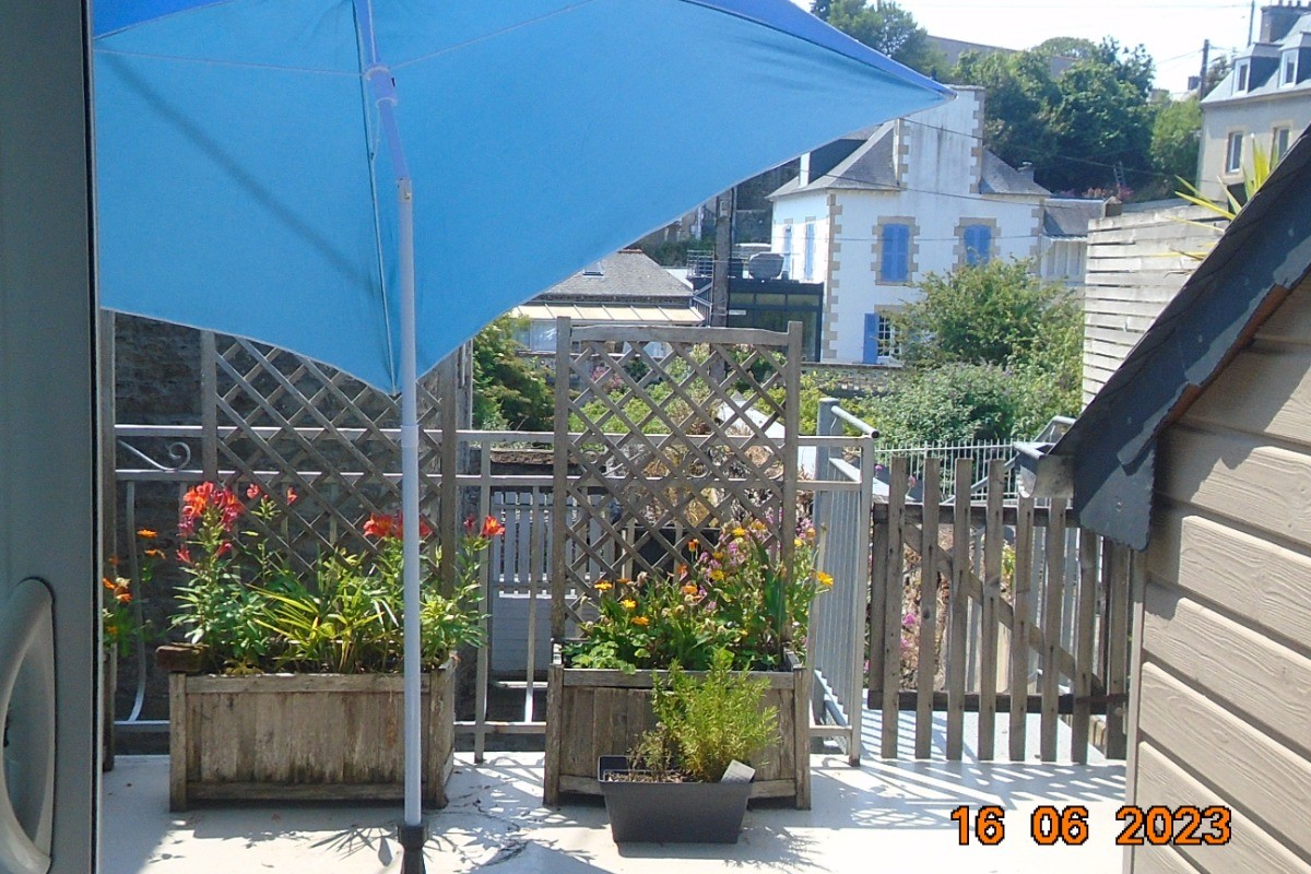 Terrasse cuisine 1er étage en retrait de la rue .