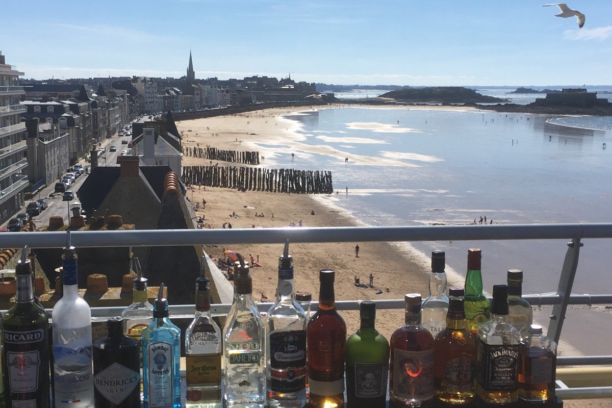 Vue panoramique sur le Sillon et le site de St Malo à partir du roof top de l'Hôtel des Ambassadeurs.