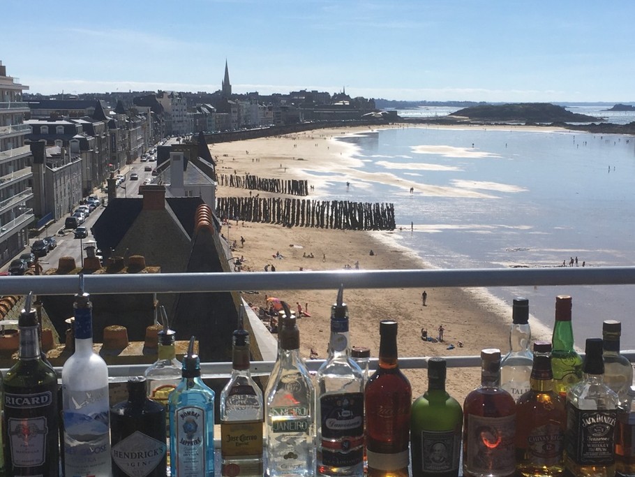 Vue panoramique sur le Sillon et le site de St Malo à partir du roof top de l'Hôtel des Ambassadeurs.