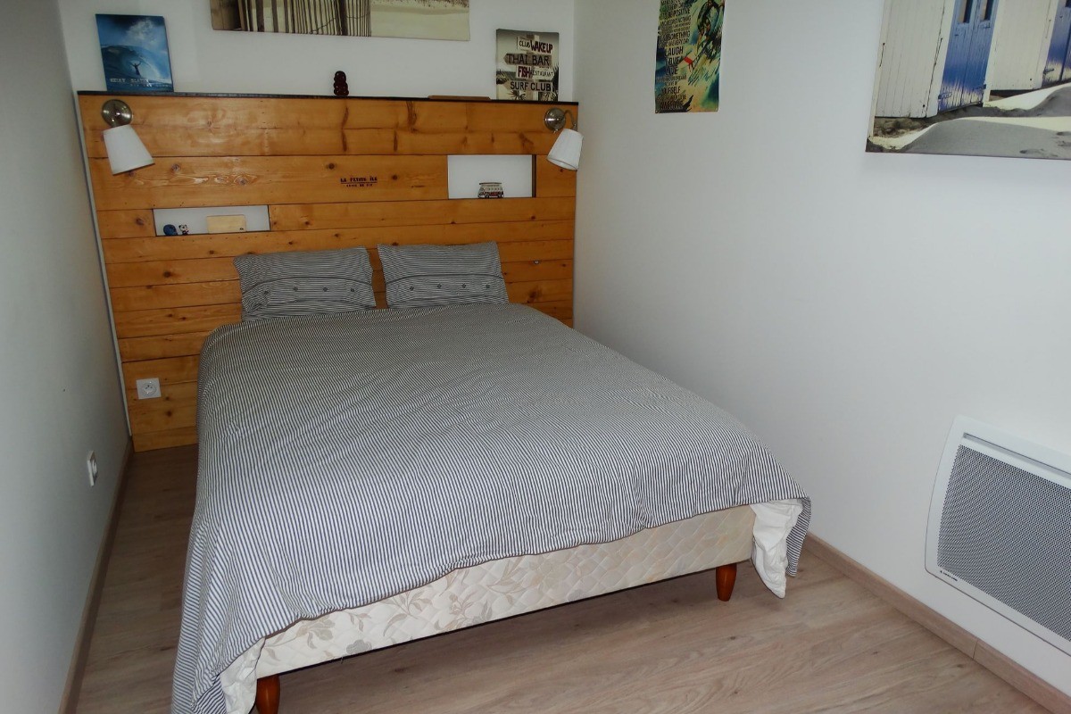 Chambre 1 avec un lit en 140