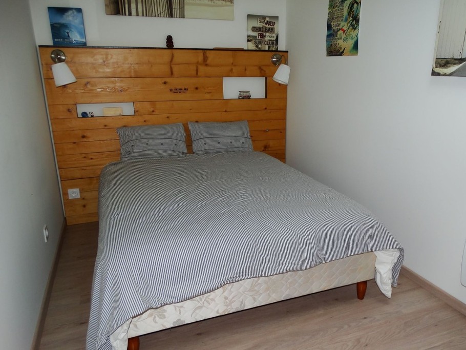 Chambre 1 avec un lit en 140