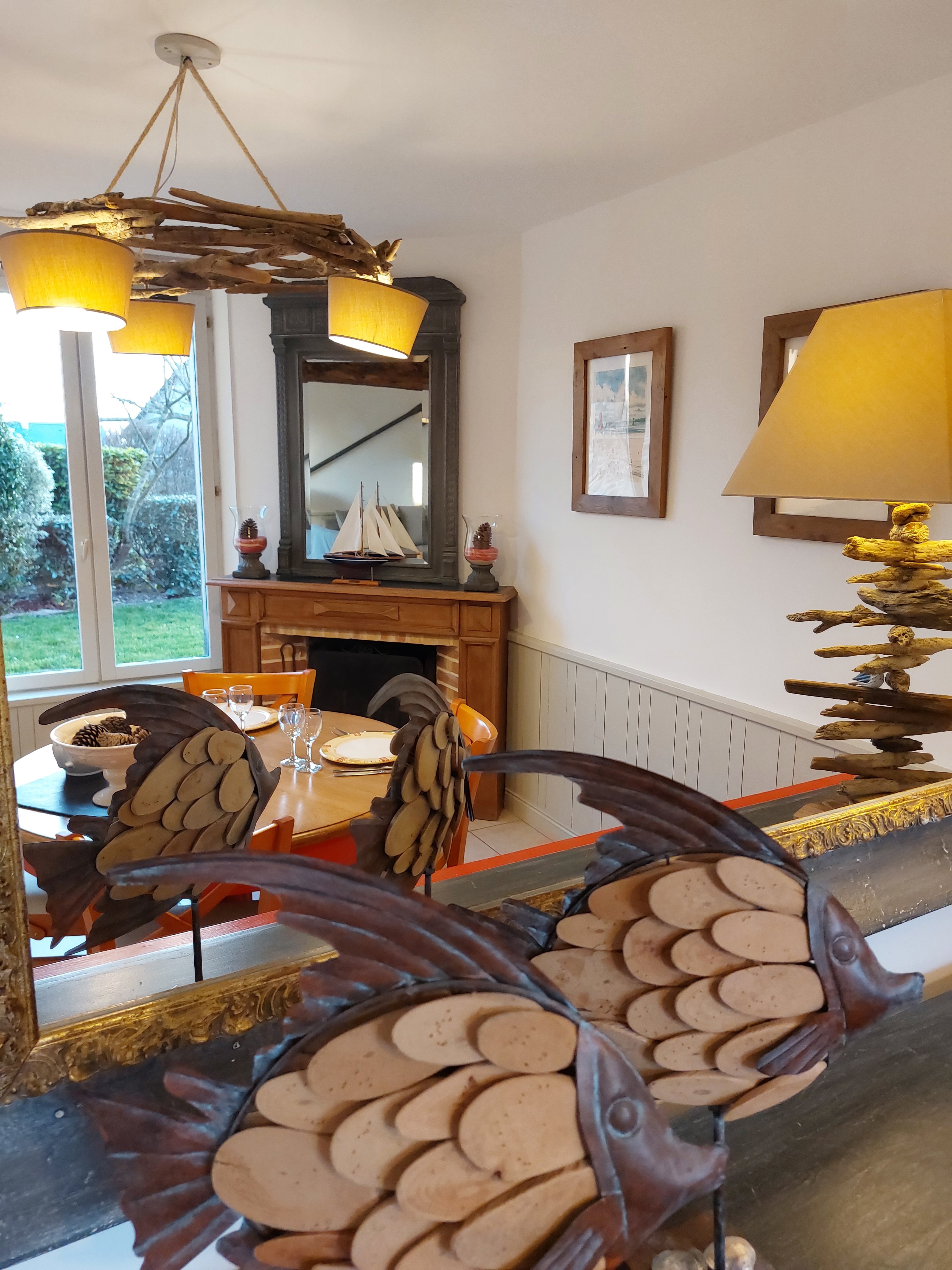 Espace repas avec vue sur le jardin privatif, gîte Calluna