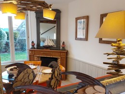 Espace repas avec vue sur le jardin privatif, gîte Calluna