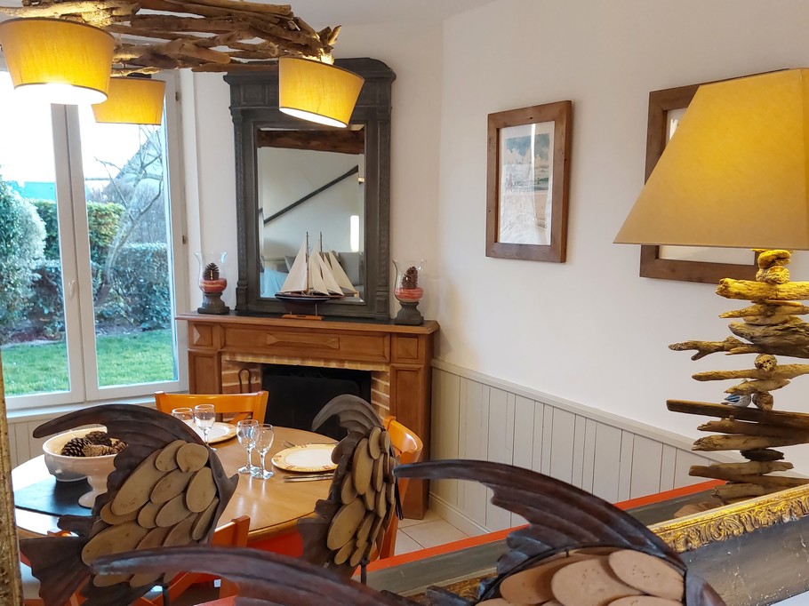 Espace repas avec vue sur le jardin privatif, gîte Calluna