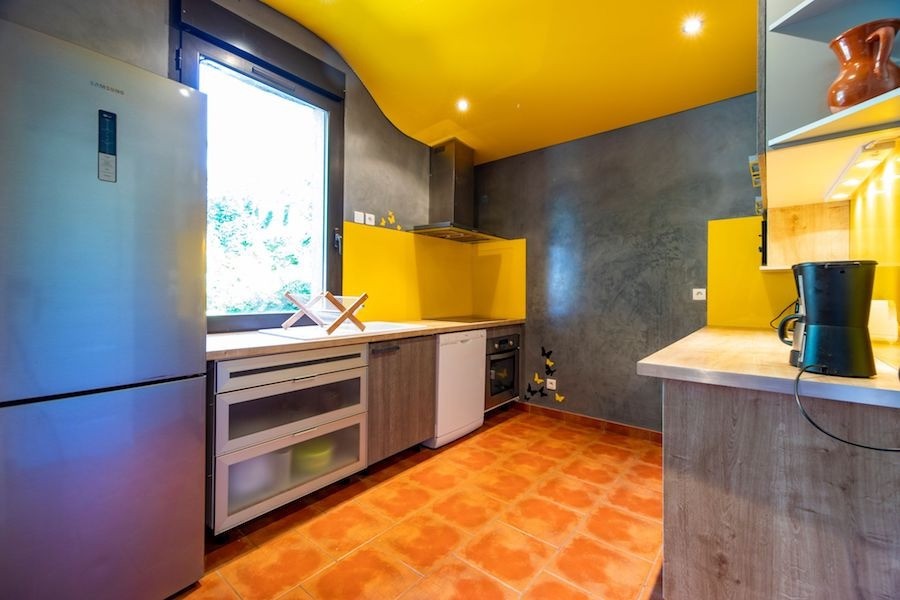 Première cuisine tout équipée