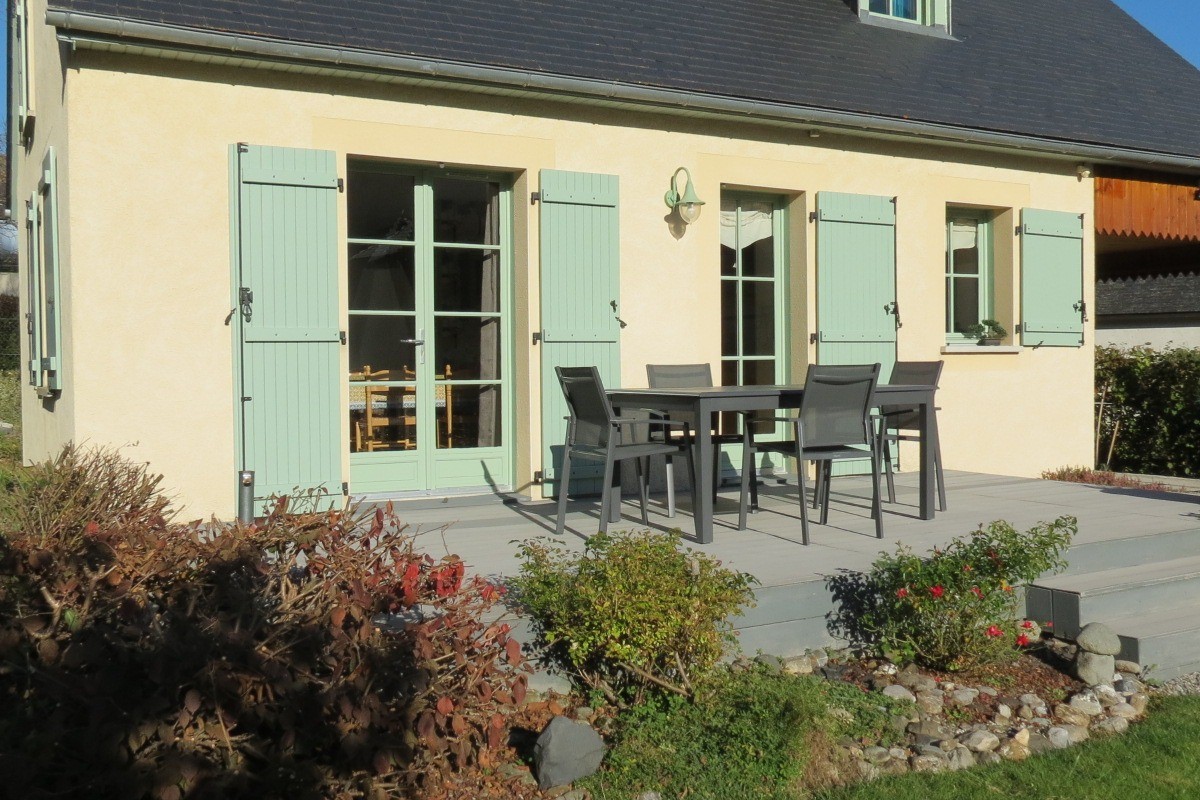 Terrasse salon de jardin et parasol