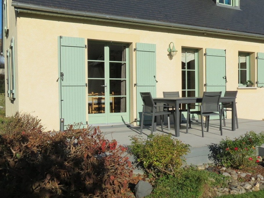 Terrasse salon de jardin et parasol