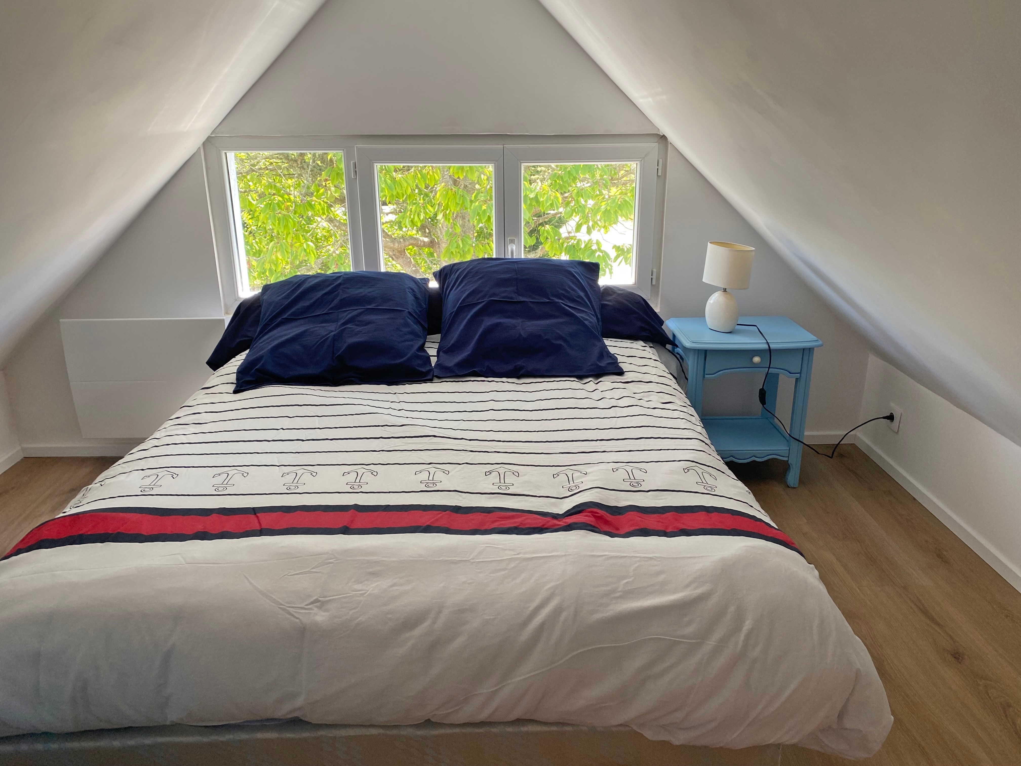 Mezzanine bedroom with a 140 bed