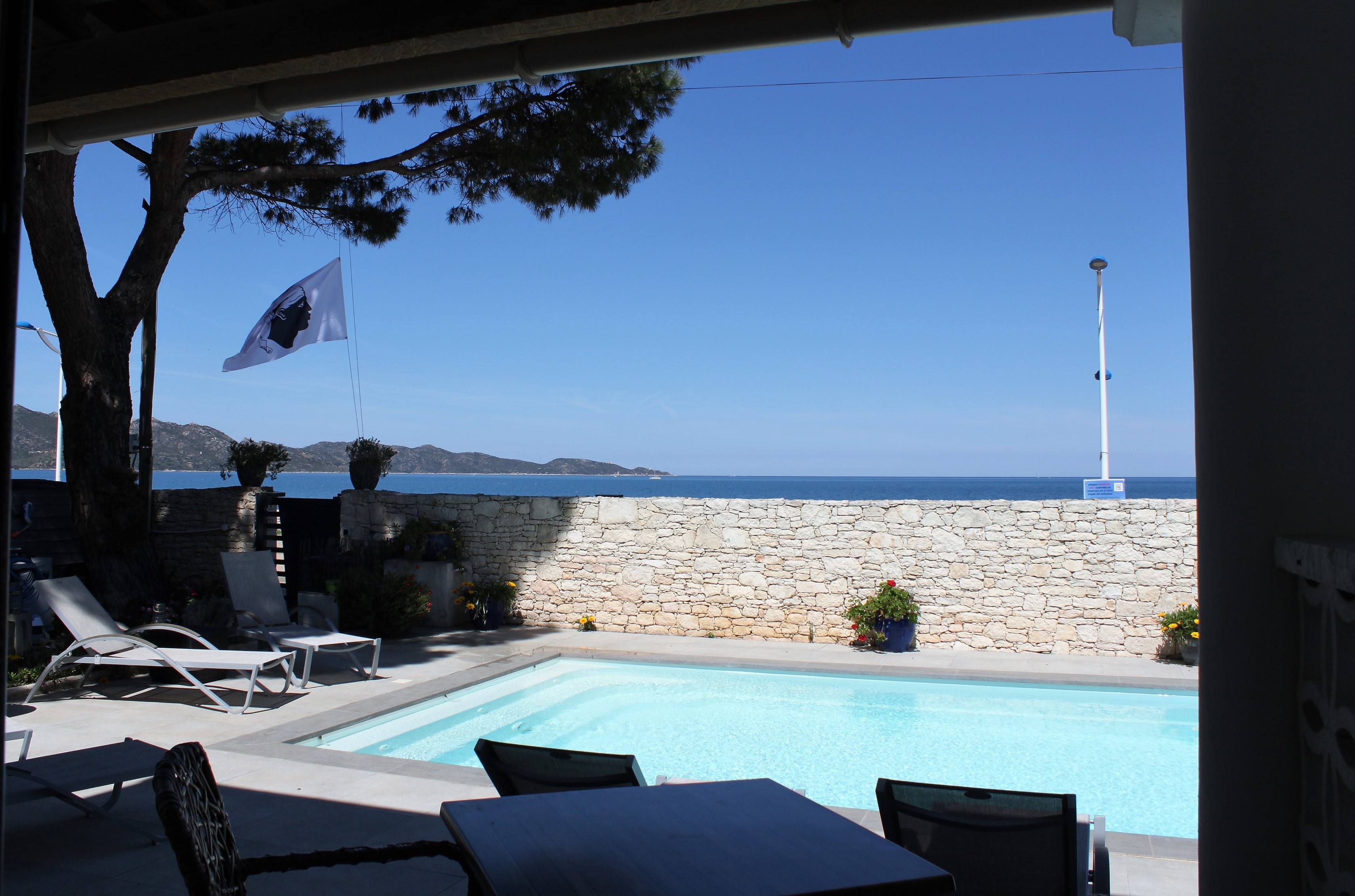 Farniente avec vue mer et ciel bleu.