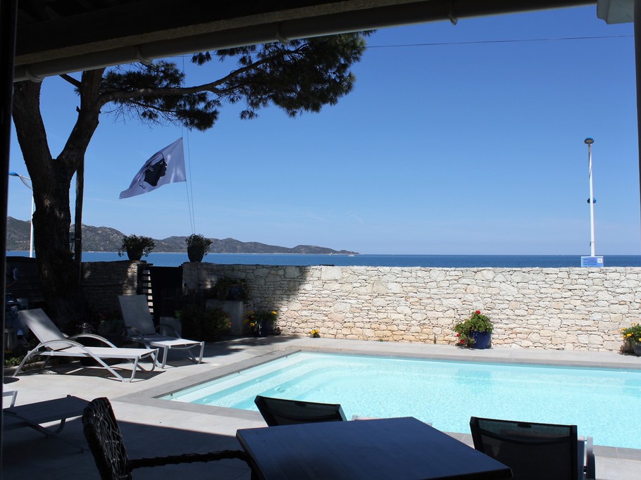 Farniente avec vue mer et ciel bleu.