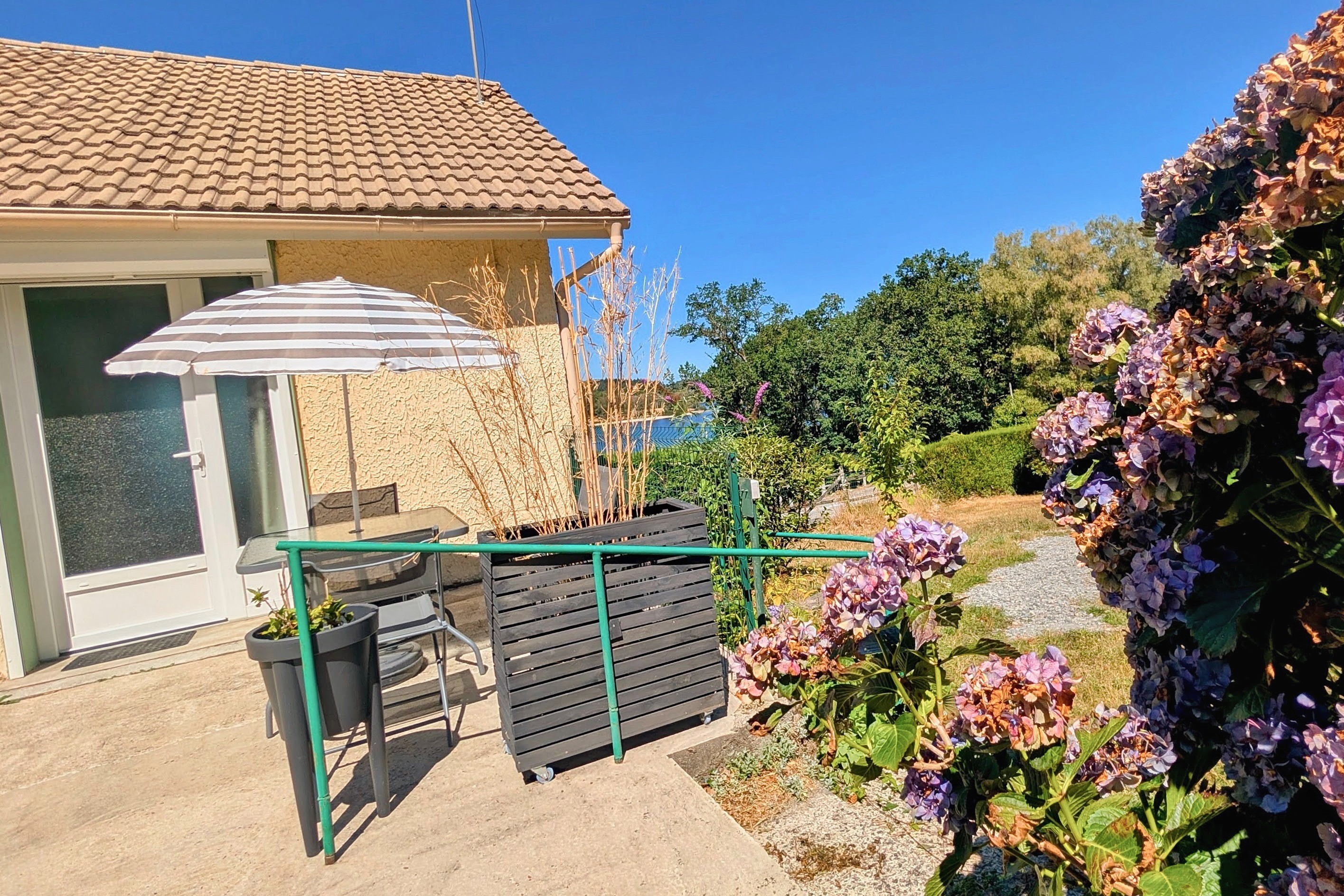 Le Nid – Holiday cottage, sleeps 3, Beaumont du Lac, Haute-Vienne: On the shores of Lake Vassivière