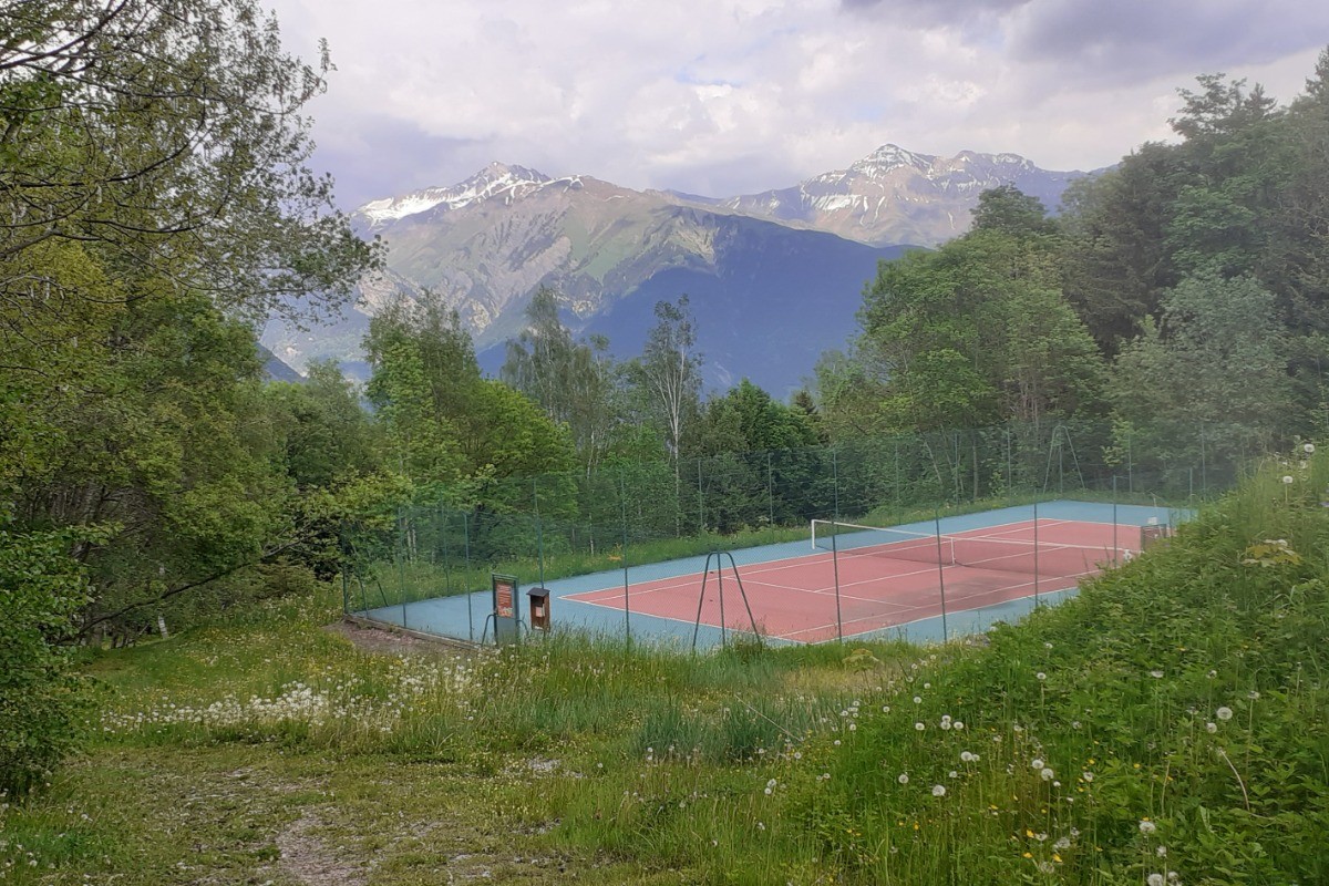 Terrain de tennis les Bottières vue montagne