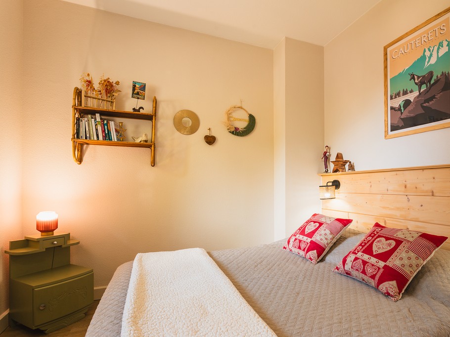 Chambre parents avec fenêtre et sommier / matelas ressorts neufs