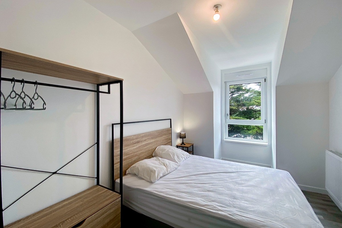 Chambre 2 avec un lit en 140