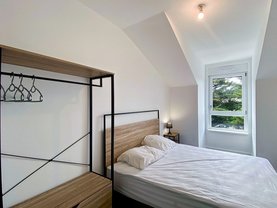 Chambre 2 avec un lit en 140