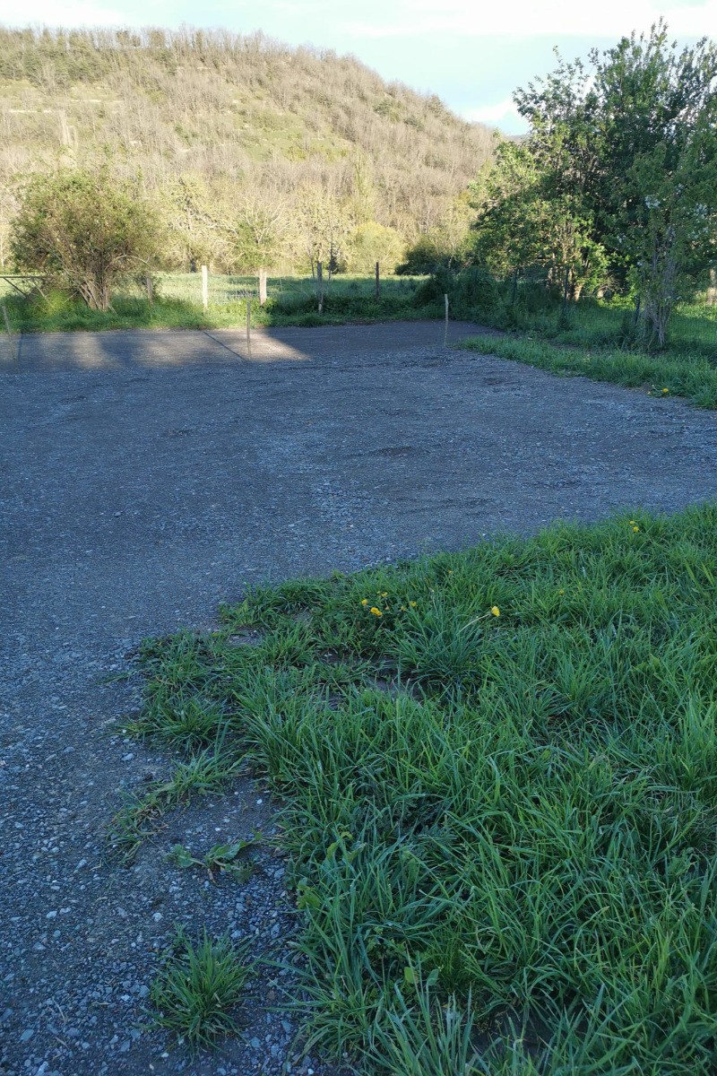 Terrain de pétanque et parking