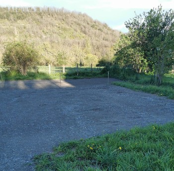Terrain de pétanque et parking